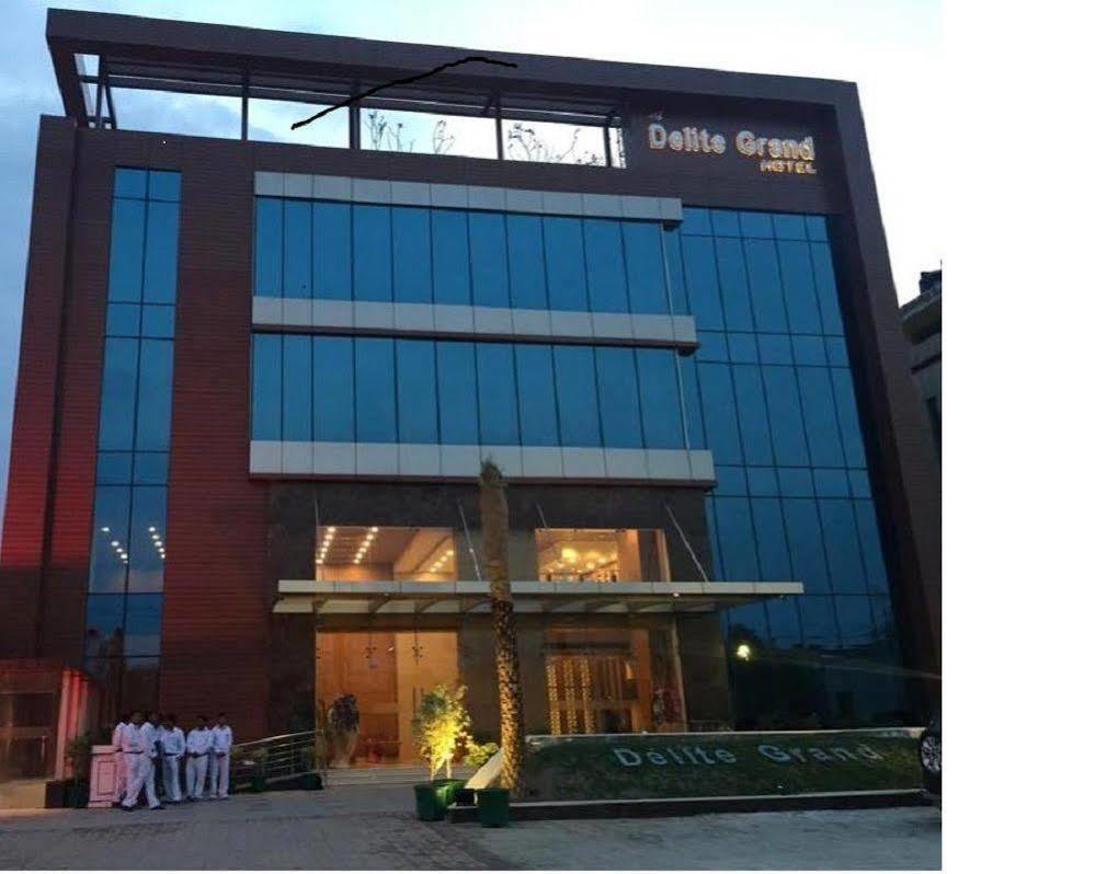 פארידבד Hotel Delite Grand מראה חיצוני תמונה