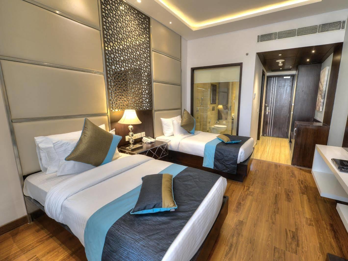 פארידבד Hotel Delite Grand מראה חיצוני תמונה